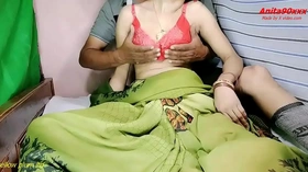 Indian hot hot sexy bhabi ki chut ki peyas bujhae chcha G ne Indian sex video